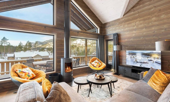 Kviteseid House | A unique and modernly furnished holiday villa! Quietly located with a view of Lake Vråvatn. Suitable for 8 people.