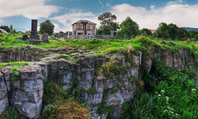 Dsegh House | A unique family guesthouse featuring stunning gorge views & modern amenities
