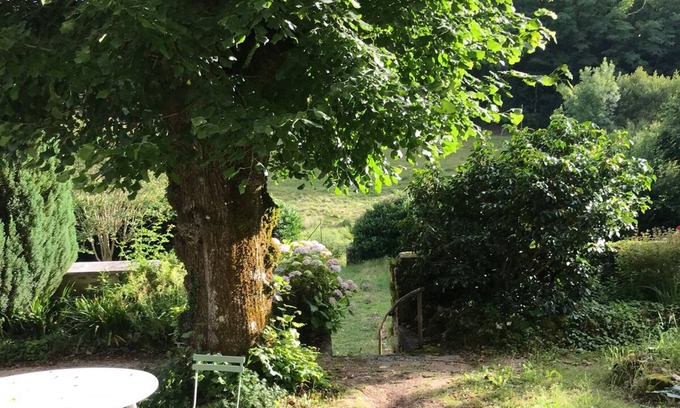 Piegut-Pluviers Bed & Breakfast | A valley in the heart of the village