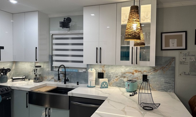 Little Venice House | A Vibrant Family-Friendly Retreat by the Water.