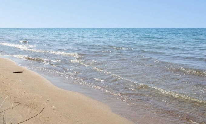 Huron-Kinloss Cottage | A Wave From it All - Cozy Lake Huron Cottage: Sand Beach, Pet-Friendly, Wi-Fi