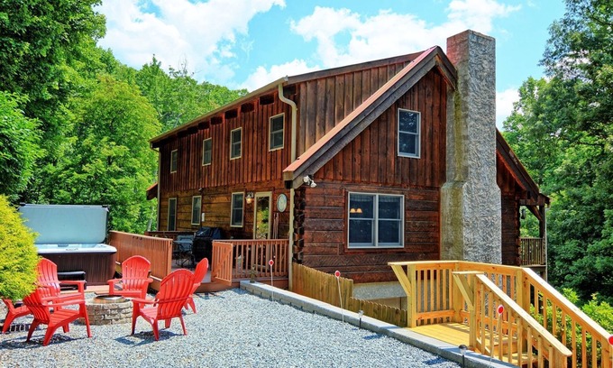 West Jefferson Cabin | A Wooded Escape-Open for Bookings! Hot tub, pool table, Fire Pit, Wi-Fi