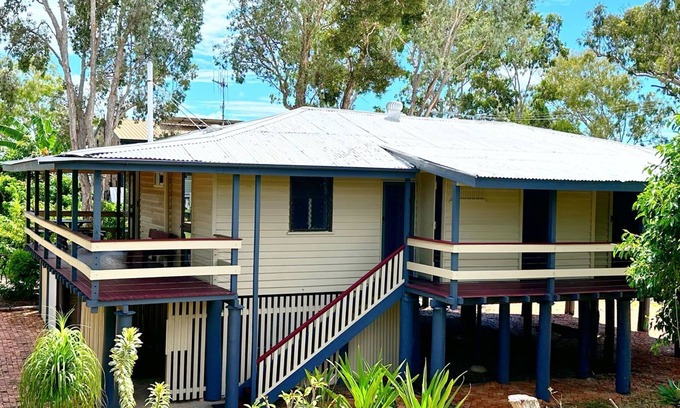 Traviston House | A Yearenda - Water Views -3BR - Steps to the Beach