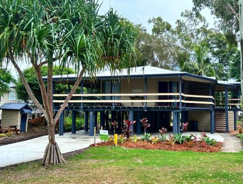 Traviston House | A Yearenda - Water Views -3BR - Steps to the Beach