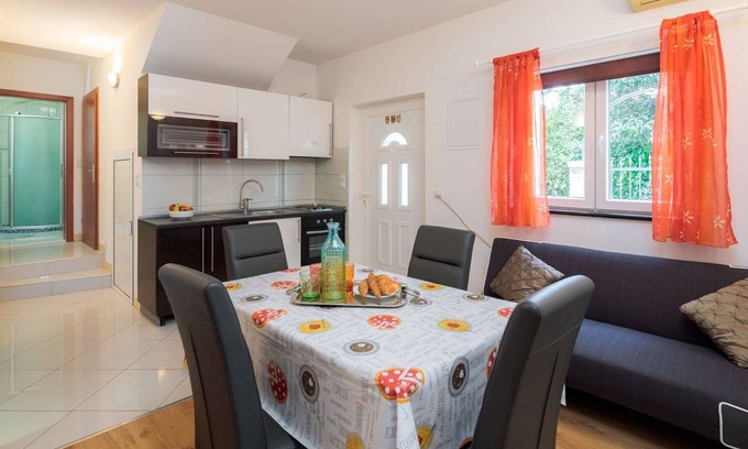 Kastela Apartment | A1 apt with garden, childrens playground, parking & breakfast