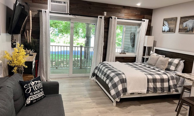 Lincoln Condo | A113 · Relaxing resort Getaway w/Pool & HotTub studio apt