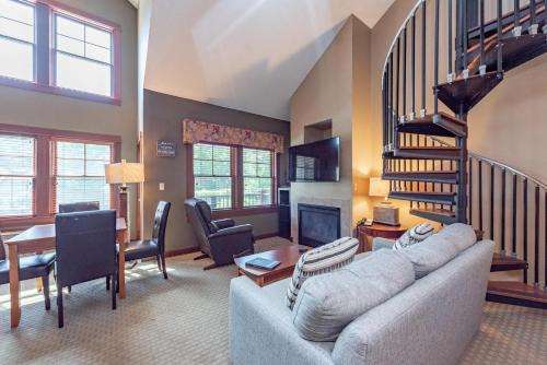 Thayerville Apartment | A308 Studio & Loft Standard View