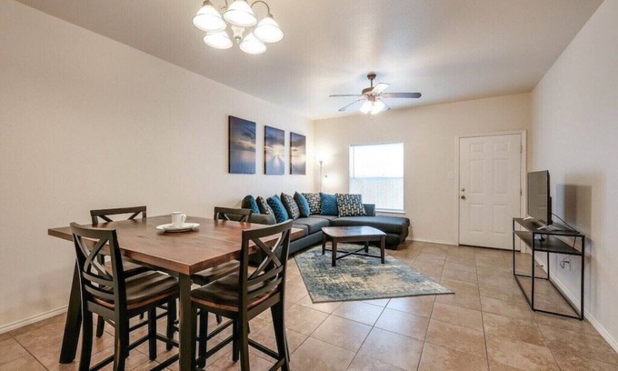 Medical Center District Condo | AA2 10% OFF 2BR Apt Fast WiFi 4-mins to Medical Center Pet-friendly