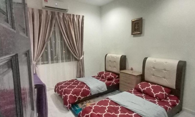 Batu Pahat House | Aaira Sophea Islamic Homestay