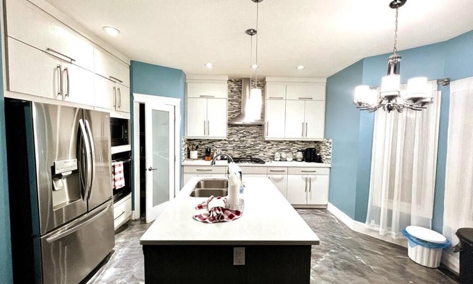 Northwest Edmonton House | AB5bed Spacious 5BR Home garage parking/sleeps16/Wifi