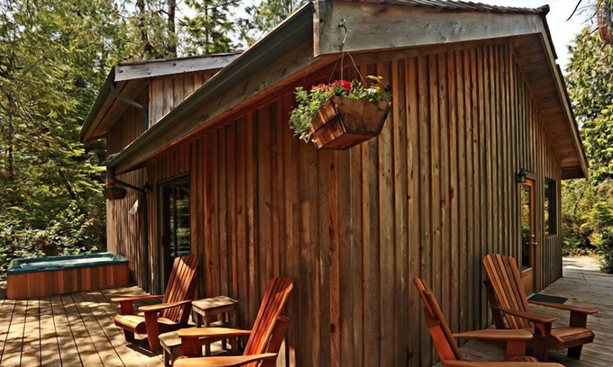 Tofino House | Abalone Inn - 3 bedroom Rental with Hot tub, very close to Chestermans Beach