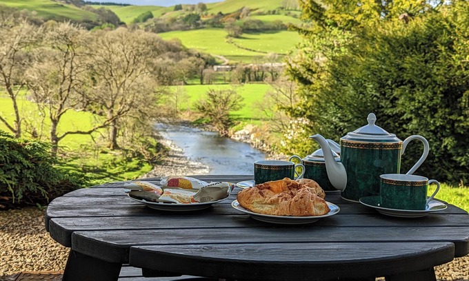 Machynlleth House | Aberhiriath Hall - Historic Welsh home for reunions & retreats