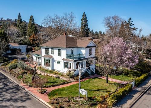 Skidmore Academy Historic District Bed & Breakfast | Abigail's Bed and Breakfast Inn