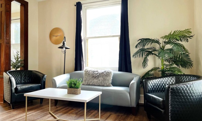 Evansville House | Abode à la Mode | Centrally Located 2BR/1BA Home/Fast wifi/Close to everything