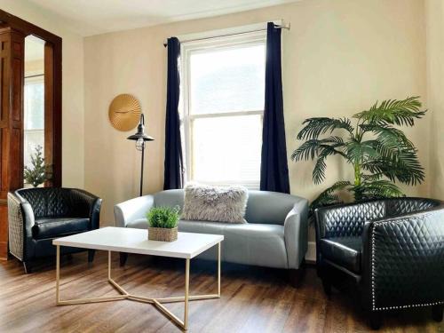 Evansville Apartment | Abode à la Mode/Centrally Located 2BR/1BA Home