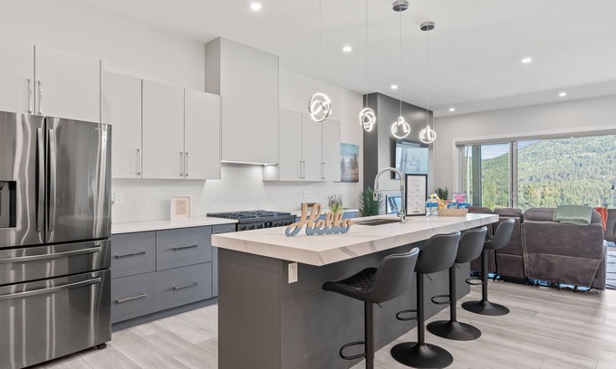 Foothills Apartment | Above It All - 3 Bedroom, 2 Bath Upper Suite