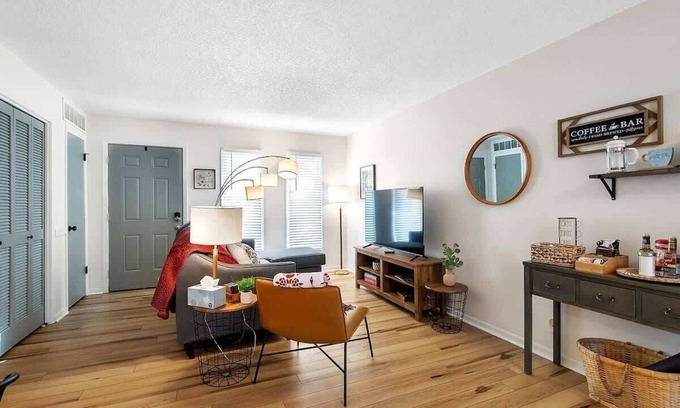 Wichita Apartment | Above Par-Modern Apartment-King
