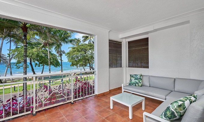 Palm Cove Apartment | Absolute Beach Front 1 Bedroom Apartment Palm Cove