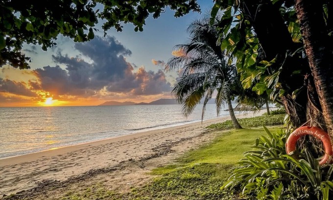 Holloways Beach House | Absolute Beachfront Paradise Private 'Drift Beach