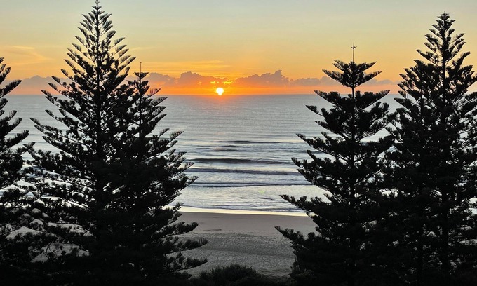 Miami Apartment | Absolute Beachfront Burleigh Heads. Large 2 bedroom 2 bath Apartment