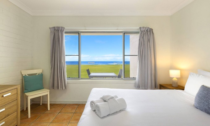 North Creek Apartment | Absolute Beachfront Apartments 2B