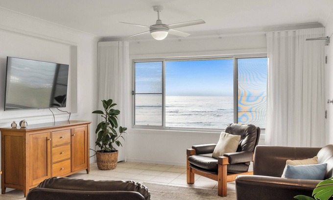 North Creek Apartment | Absolute Beachfront Apartment 1T