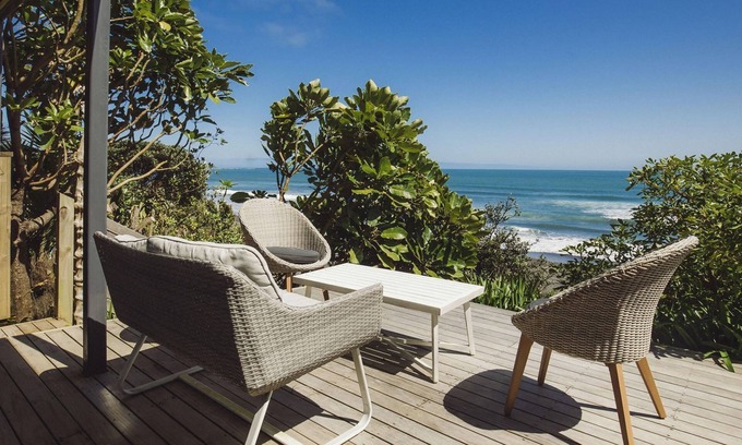 Oakura House | Absolute Beachfront Spa Pool