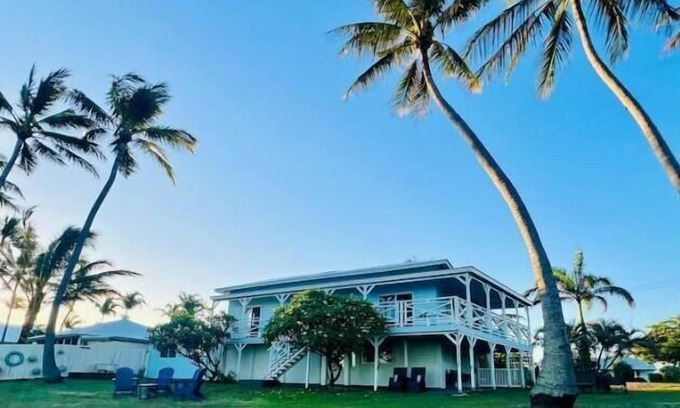Bowen Town Center House | Absolute Beachfront Bowen Beach House-family time
