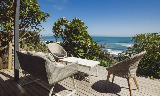 Oakura House | Absolute Beachfront Spa Pool