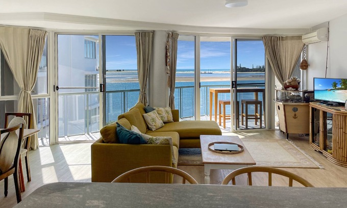 Maroochydore Apartment | Absolute Waterfront Apartment