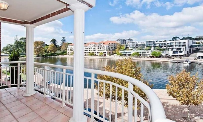 East Perth Apartment | ABSOLUTE WATERFRONT CLOSE TO STADIUM