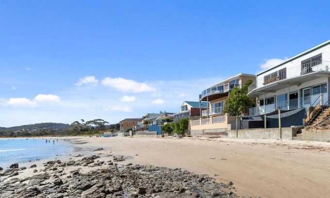 Howrah House | Absolute Waterfront Only 15 minutes From Hobart