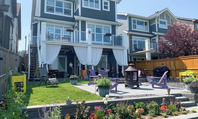 Cochrane House | AC | River & Mountains Views | Backyard | BBQ | Wet BAR | Movie Room | Fireplace