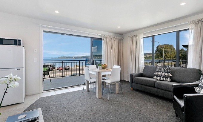Taupo Hotel | Acacia Lake View Motel