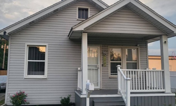 Ferndale House | Access to surrounding Detroit areas including Royal Oak, Ferndale, & Birmingham.
