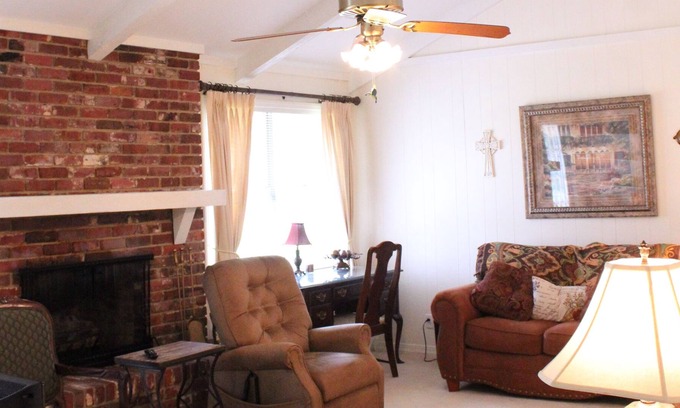 Ruston House | Accessible, family home near downtown Ruston, LA Tech, and the ballpark!