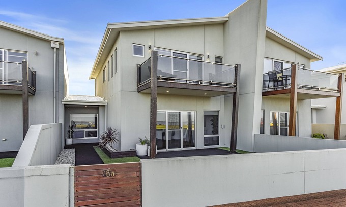 Port Macdonnell House | Ace Bayview Beachfront apartment is located in the heart of Port Mac Donnell.