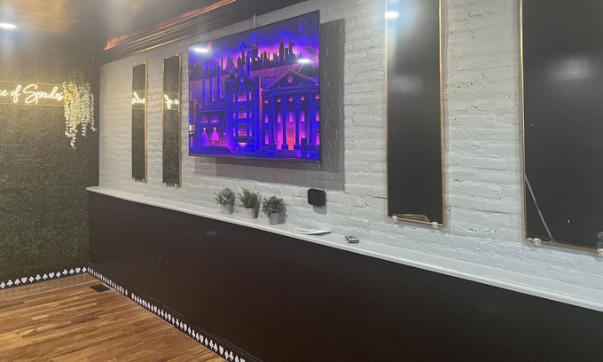Downtown Baltimore House | Ace Of Spades~Queen Beds~Grass Wall~Luxury