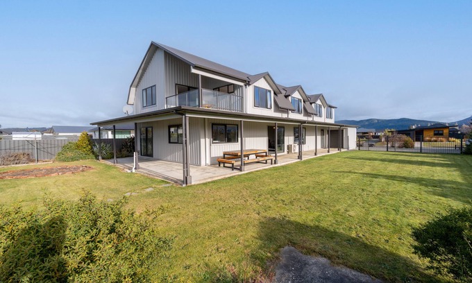 Te Anau House | Acheron Homestead - Te Anau Holiday Home