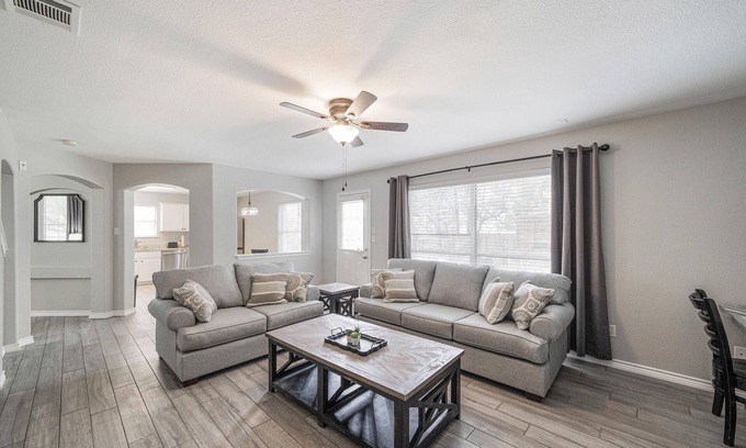 Round Rock House | ACL Super Home . 4 bedroom with Hot spa in the backyard in an awesome neigbohoo