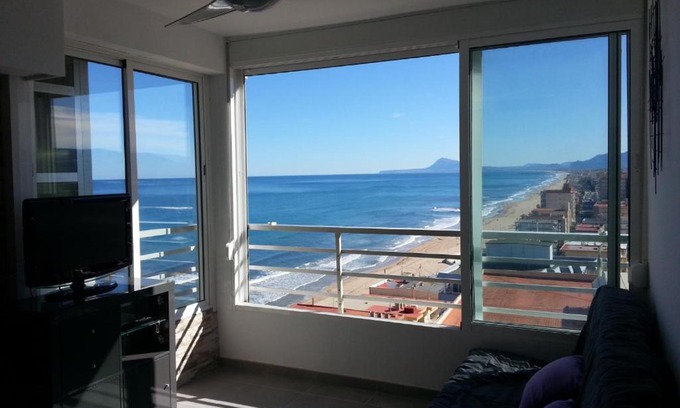 Plaza De La Costera Apartment | Acogedor apartamento con vistas al mar.