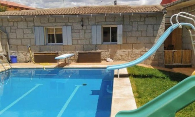 Becerril de la Sierra Apartment | Acogedora casita loft de piedra con piscina compartida
