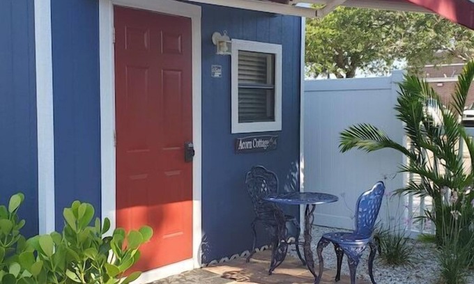 Tarpon Springs House | Acorn Cottage * Downtown * Tropical Yard