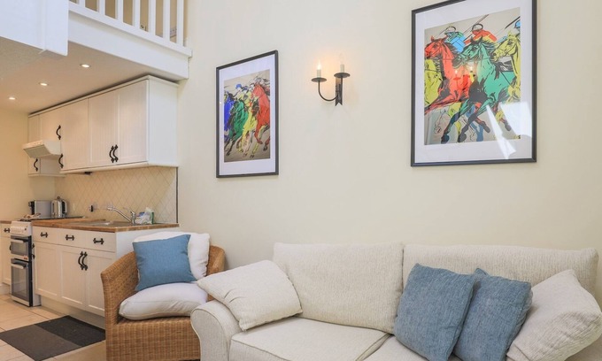 Winkfield House | Acorn Lodge Windsor - One Bedroom House, Sleeps 3
