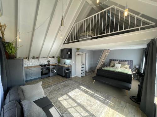Hillcrest Apartment | ACORN STUDIO Fully equipped Studio with kids loft