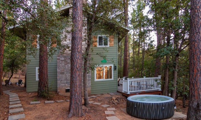 Prescott Cabin | ♨ Acre Retreat w/HotTub ♨ Secluded in the National Forest ♨ 9mi to downtown ♨