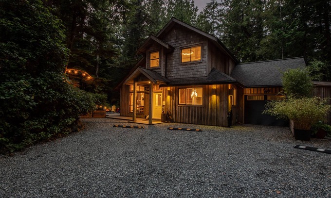 Tofino House | Across From Cox Bay with Hot Tub!