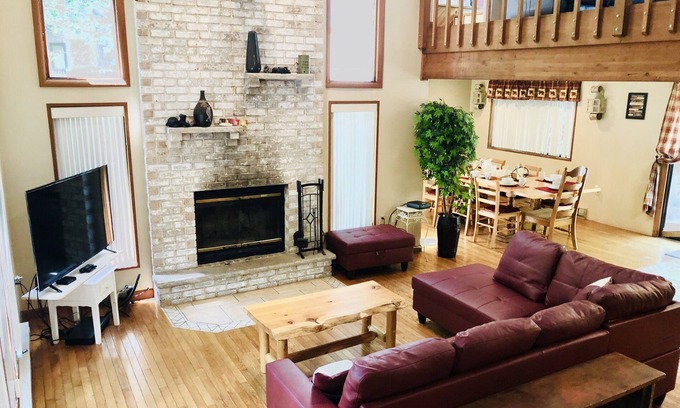 Bushkill Cabin | Across From Ski/Indoor Pool/Gym/Restaurant-short-Walk see video Saw Creek Estate