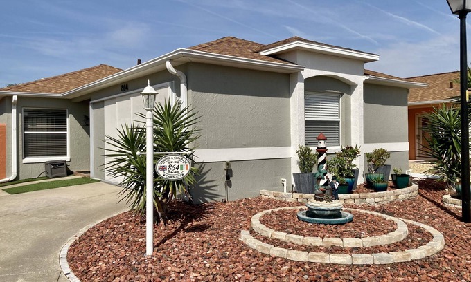 The Villages House | Across from Tierra del Sol pub, pool, sports & golf!