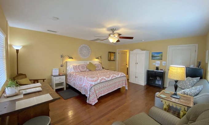 New Braunfels Cabin | Across Street From Comal River, 1 Block To Schlitterbahn, 3 Blocks To Downtown
